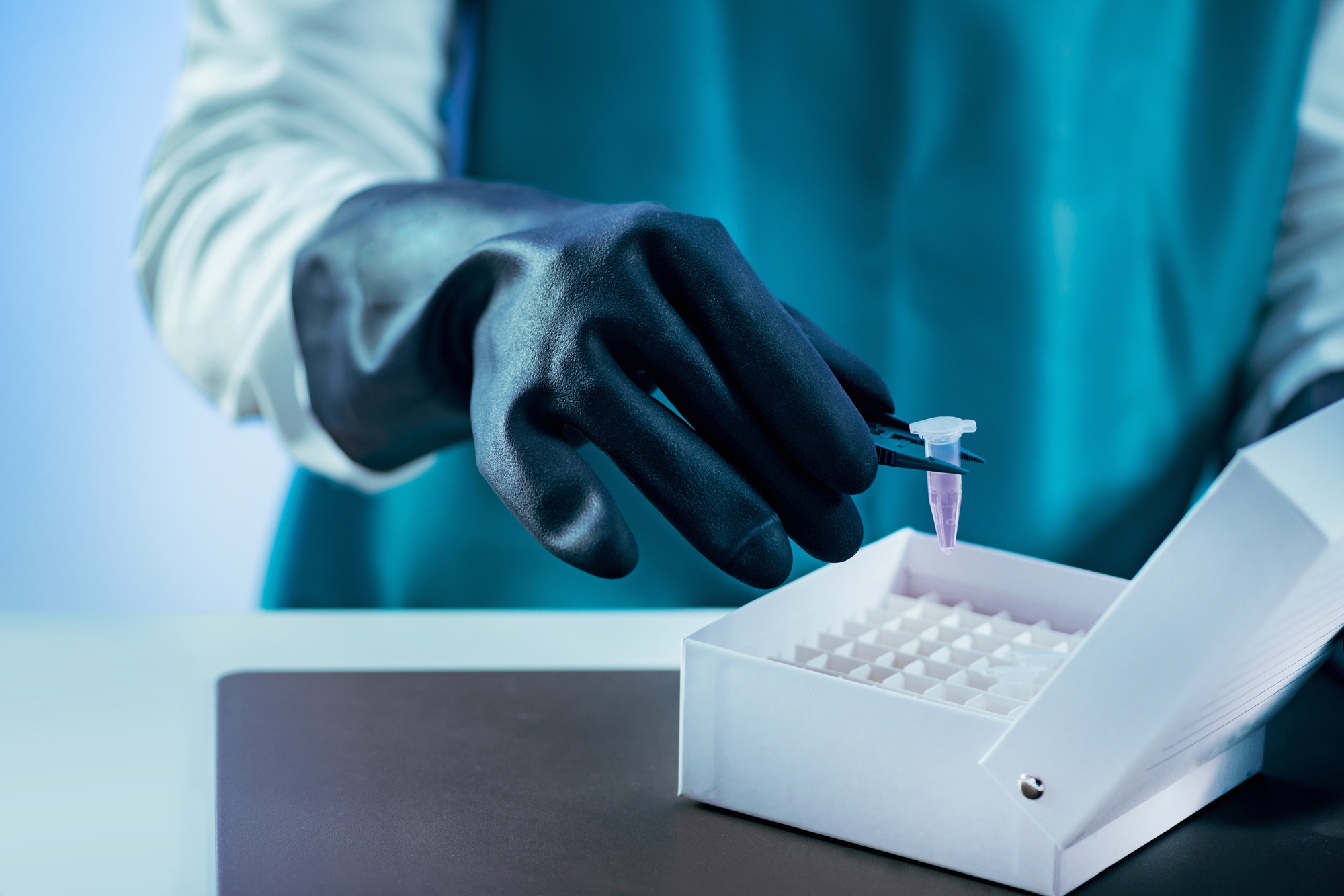 Preserving biological samples at ultra-low temperetures